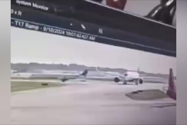 Khoảnh khắc hai máy bay va chạm trên đường băng khiến hành khách hốt hoảng