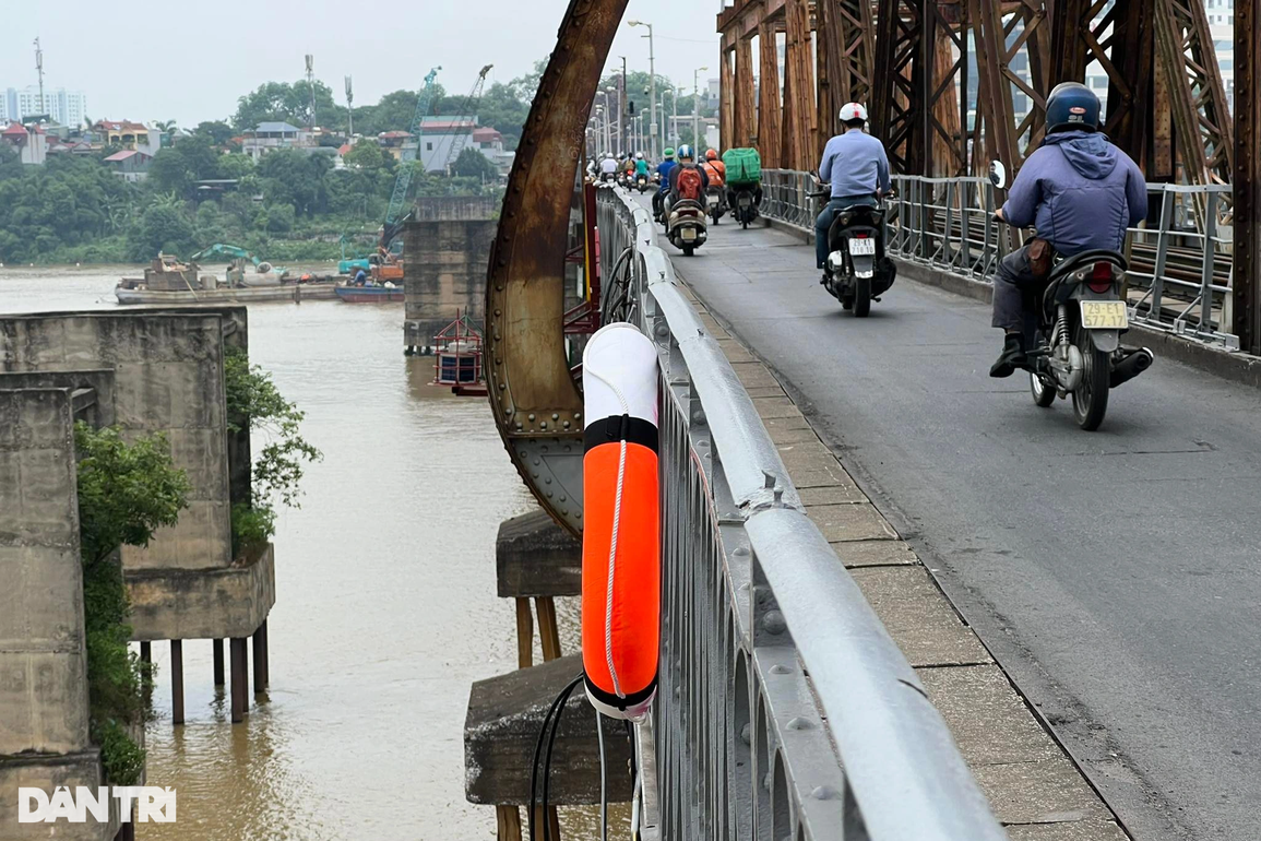 Loạt phao cứu sinh vừa lắp trên cầu qua sông Hồng bị mất cắp - 1 Loạt phao cứu sinh vừa lắp trên cầu qua sông Hồng bị mất cắp - 1