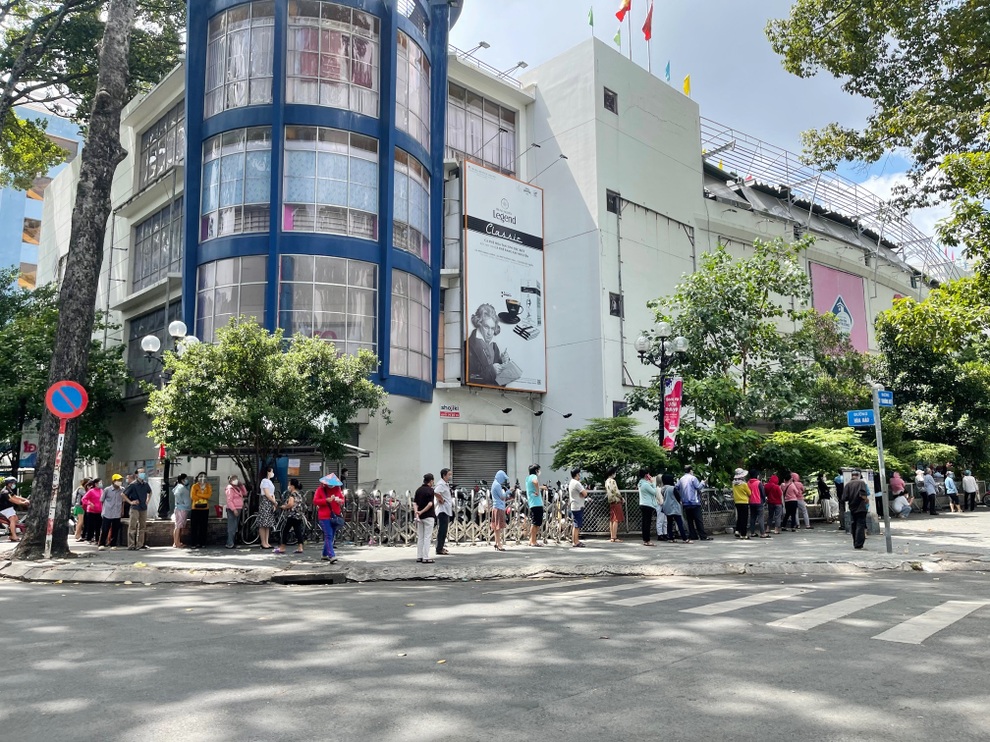TPHCM: Người dân xếp hàng dài chờ mua thực phẩm, siêu thị không thiếu đồ - 10 TPHCM: Người dân xếp hàng dài chờ mua thực phẩm, siêu thị không thiếu đồ - 10