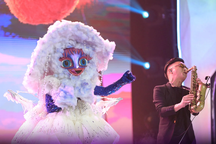 Lady Mây làm dậy sóng "Ca sĩ mặt nạ", khán giả "vắt óc" đoán danh tính