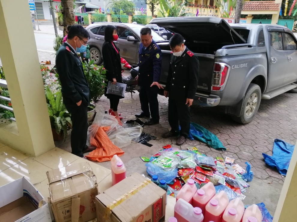Lào Cai thu giữ gần 200 thùng kẹo không có xuất xứ đang đưa đi tiêu thụ - 2 Lào Cai thu giữ gần 200 thùng kẹo không có xuất xứ đang đưa đi tiêu thụ - 2