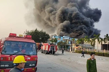 Nhà xưởng công ty thực phẩm dinh dưỡng bốc cháy dữ dội