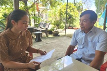 Cán bộ đến nhà xin lỗi dân vì chậm giải quyết hồ sơ chứng thực