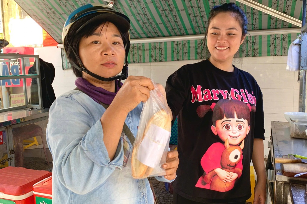 Ấm lòng xe bánh mì treo giữa lòng thành phố đáng sống - 3 Ấm lòng xe bánh mì treo giữa lòng thành phố đáng sống - 3