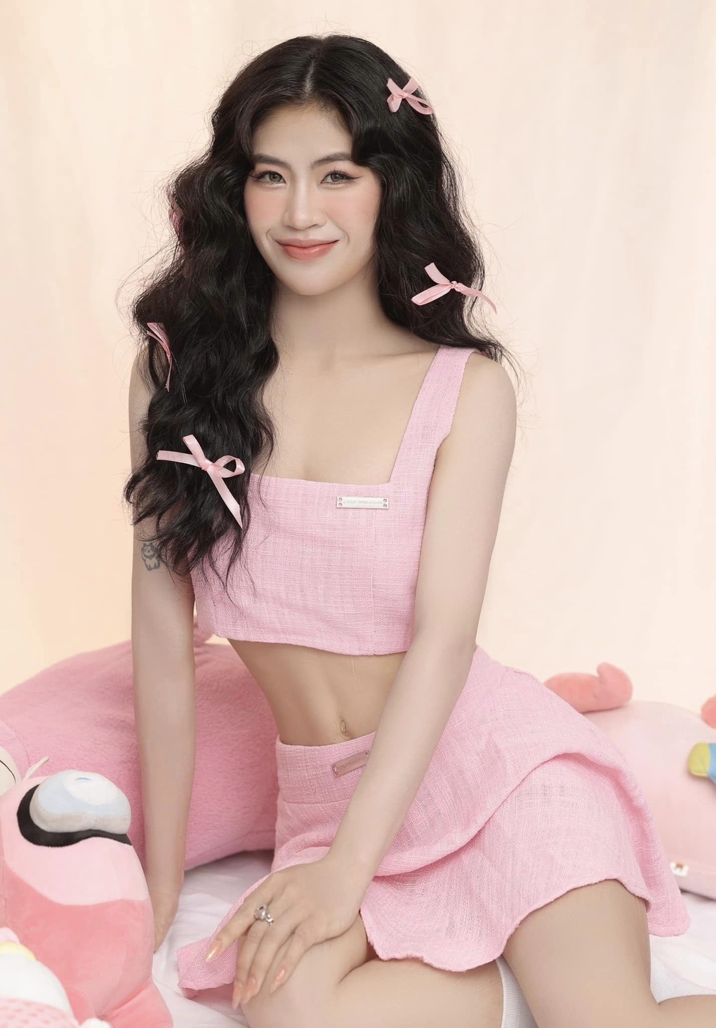 Tiền đạo Thanh Nhã diện cây hồng, khoe eo thon vào sinh nhật tuổi 22 - 2 Tiền đạo Thanh Nhã diện cây hồng, khoe eo thon vào sinh nhật tuổi 22 - 2