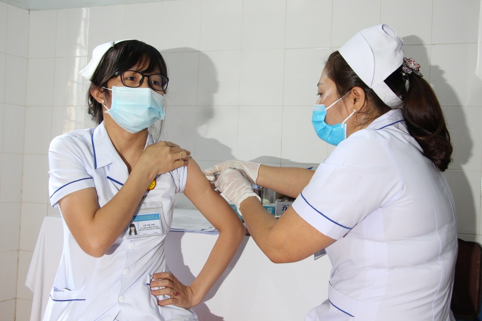 Những mũi tiêm vắc xin Covid-19 đầu tiên tại Đắk Lắk - 7 Những mũi tiêm vắc xin Covid-19 đầu tiên tại Đắk Lắk - 7
