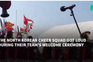 Đội cổ động Triều Tiên tỏa sáng tại lễ thượng cờ ở Hàn Quốc