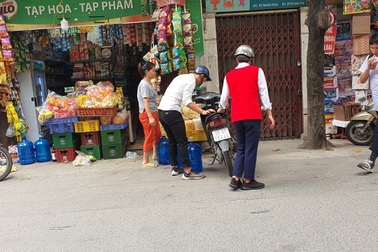 Quản lý thị trường “hoả tốc” chặn trục lợi vụ nước bẩn, bán nước bình giá "cắt cổ"