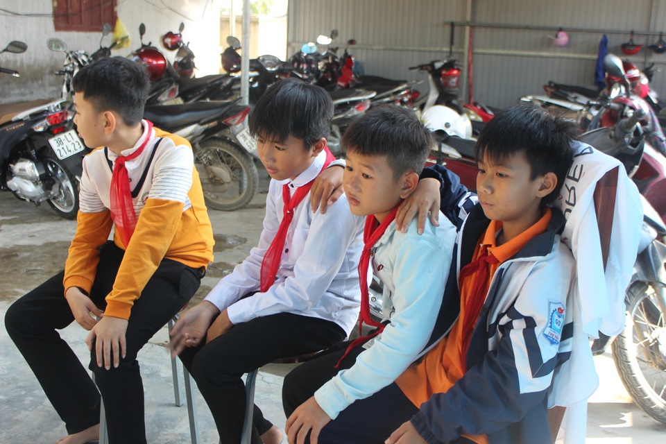 “Hiệu cắt tóc không đồng” dành cho học trò nghèo - 2 “Hiệu cắt tóc không đồng” dành cho học trò nghèo - 2