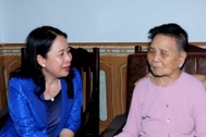 Phó Chủ tịch nước Võ Thị Ánh Xuân thăm, tặng quà gia đình chính sách