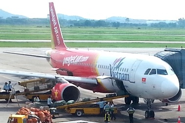 Chuyến bay chậm gần 1 tiếng vì hành khách cố tình dùng điện thoại