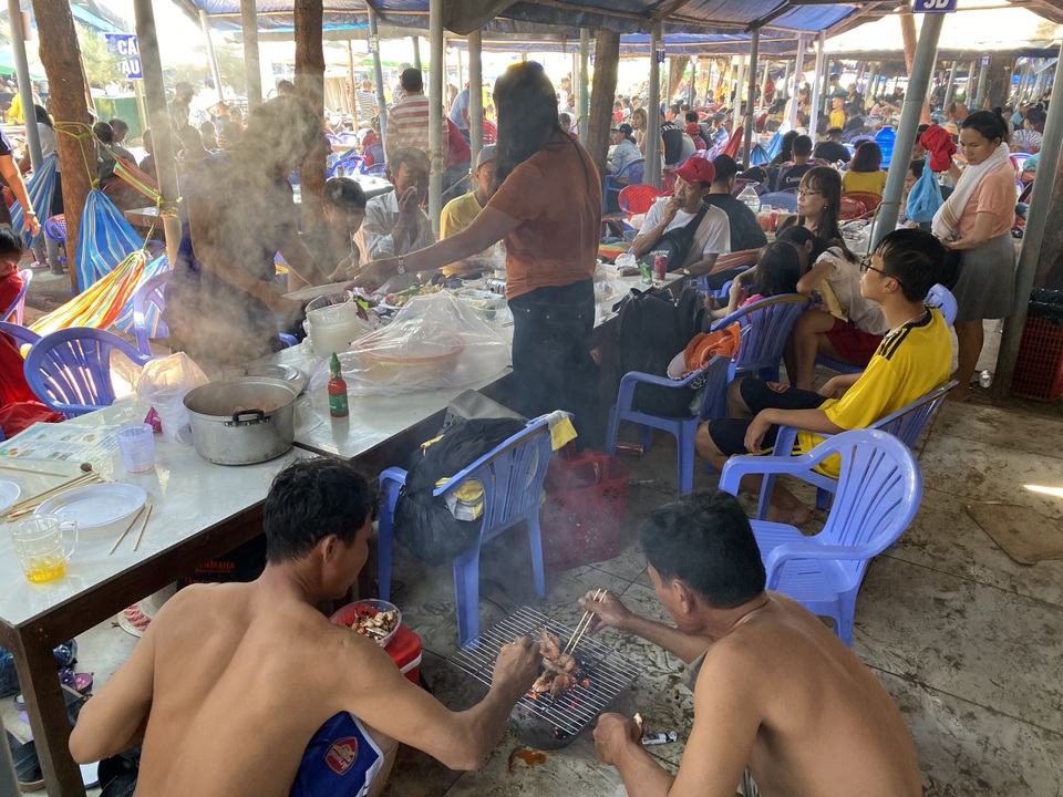 Ngộp thở tại các quán nhậu ven biển ngày mùng 4 Tết - 5 Ngộp thở tại các quán nhậu ven biển ngày mùng 4 Tết - 5