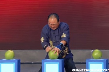 Đại sư Thiếu Lâm dùng “Nhất Dương Chỉ”, lập kỷ lục Guinness