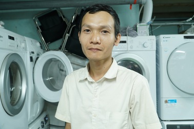 Chủ tiệm giặt ủi ở TPHCM dán tài khoản của MTTQ cho khách thanh toán