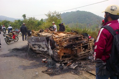 Xe 7 chỗ lật ngửa rồi cháy rụi