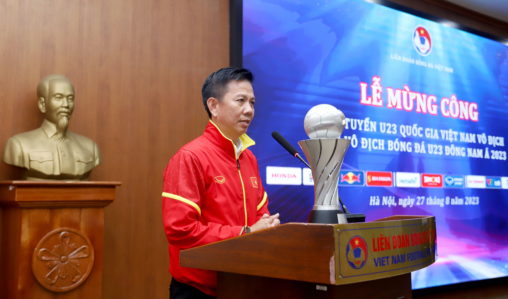 HLV Hoàng Anh Tuấn nói điều bất ngờ tới ông Philippe Troussier - 1 HLV Hoàng Anh Tuấn nói điều bất ngờ tới ông Philippe Troussier - 1