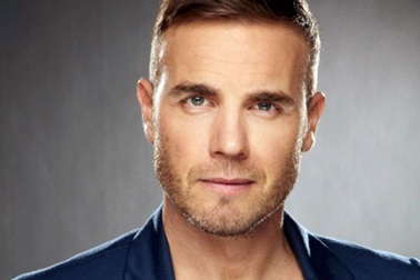  Thành viên nhóm Take That giúp "fan" cầu hôn bạn gái trên sân khấu