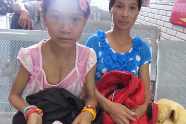 Chị Dương Thị Vương đã có tiền nhập viện cho con 