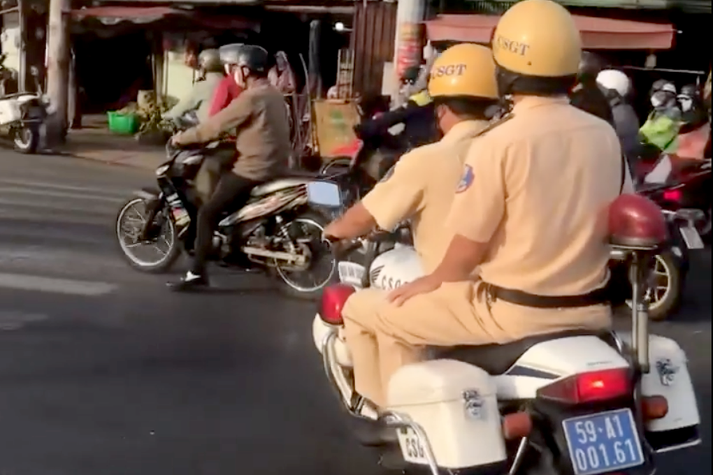 TPHCM: Xôn xao clip CSGT hất điện thoại và không cần người dân đóng thuế - 1 TPHCM: Xôn xao clip CSGT hất điện thoại và không cần người dân đóng thuế - 1