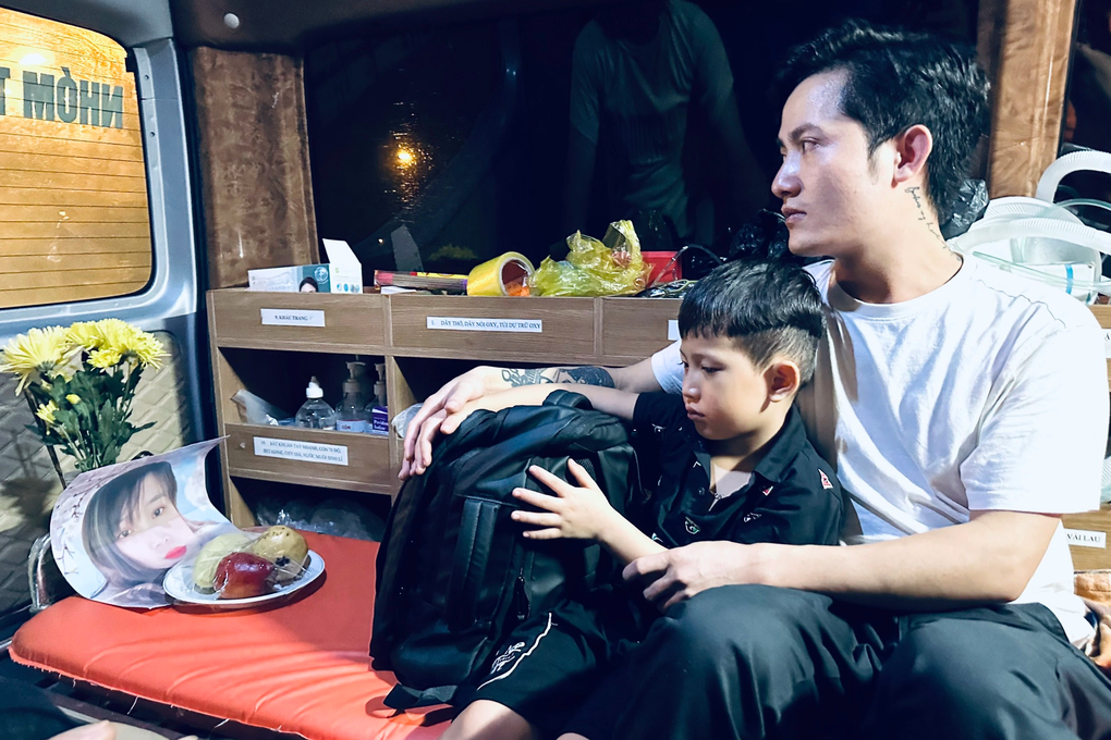 Rớt nước mắt hình ảnh con trai 6 tuổi ôm ba lô đựng tro cốt mẹ ở sân bay - 4 Rớt nước mắt hình ảnh con trai 6 tuổi ôm ba lô đựng tro cốt mẹ ở sân bay - 4