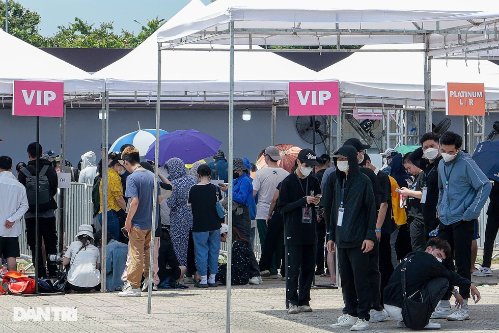 Đội nắng đổi 50 vòng đeo xem Blackpink, bán vé ngay tại sân Mỹ Đình - 2 Đội nắng đổi 50 vòng đeo xem Blackpink, bán vé ngay tại sân Mỹ Đình - 2