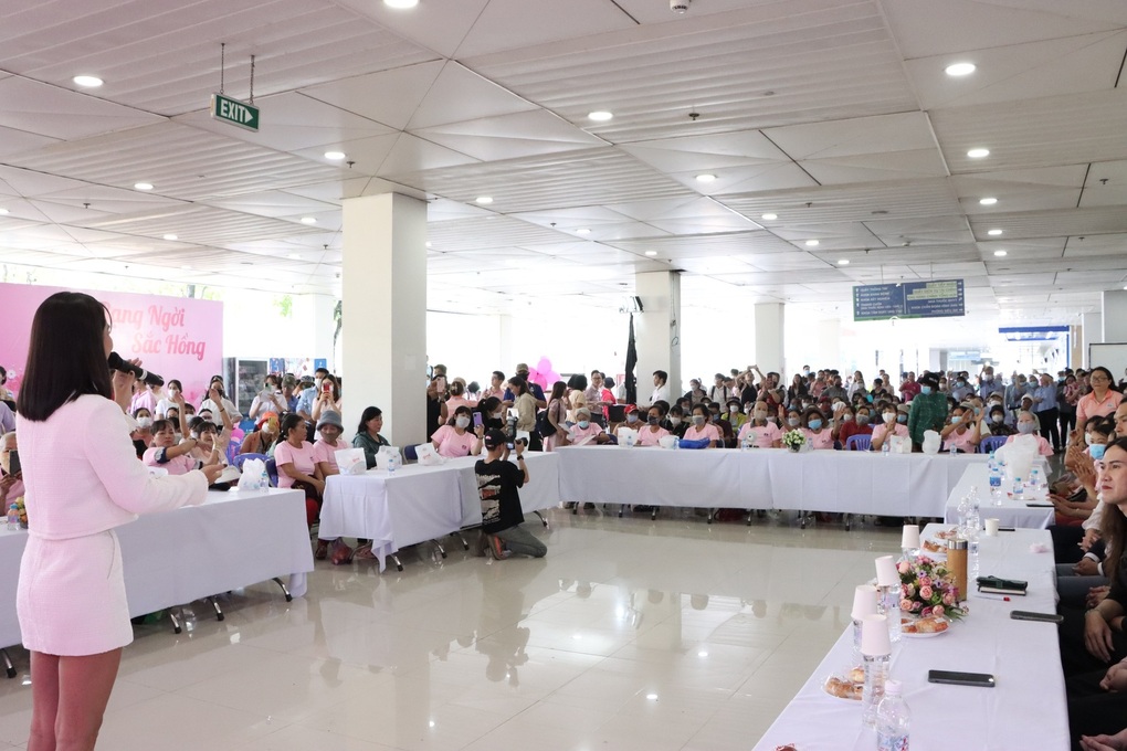 Chuyện những nữ chiến binh K rụng sạch tóc: Đội tóc giả, ai cũng khen đẹp - 1 Chuyện những nữ chiến binh K rụng sạch tóc: Đội tóc giả, ai cũng khen đẹp - 1