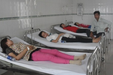 Sau bữa cơm trưa, hàng loạt công nhân liên tiếp nhập viện