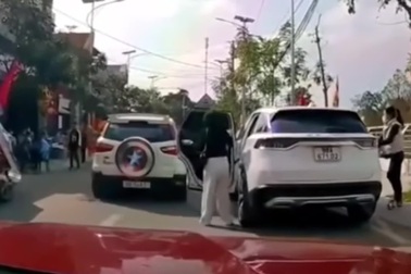 Cô gái mở cửa bất cẩn, gây tai nạn cho xe đi cùng chiều