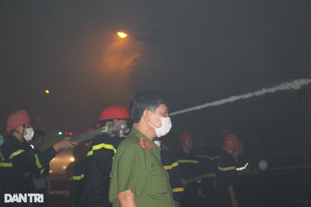 Kho chứa hàng Tết bị thiêu rụi, hơn 10 tỷ đồng ra tro - 2 Kho chứa hàng Tết bị thiêu rụi, hơn 10 tỷ đồng ra tro - 2