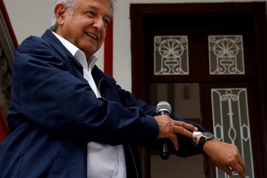 Tân tổng thống Mexico "nghèo" nhưng hãy nhìn vợ ông ấy...