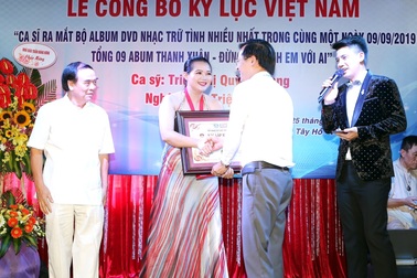 Ca sĩ Triệu Trang nhận kỷ lục Guinness Việt Nam