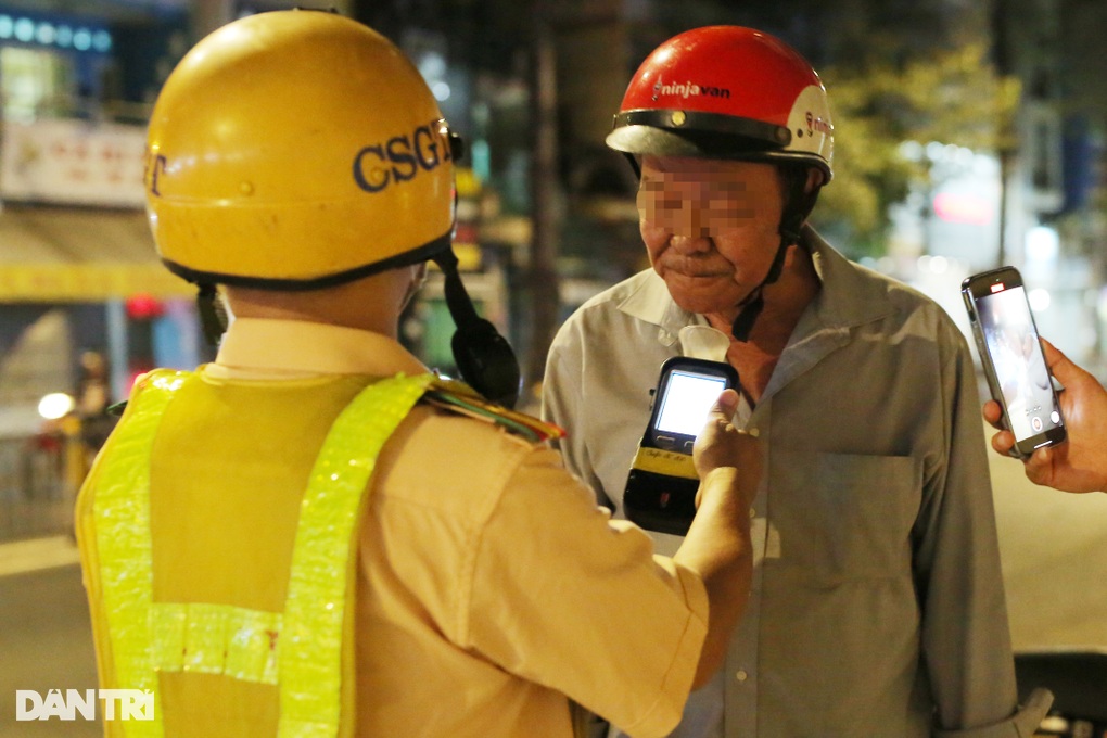 Người vi phạm nồng độ cồn: Tôi không ngờ CSGT vào hẻm kiểm tra - 1 Người vi phạm nồng độ cồn: Tôi không ngờ CSGT vào hẻm kiểm tra - 1