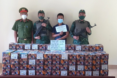 Bị bắt khi đang vận chuyển 2 tạ pháo hoa lậu