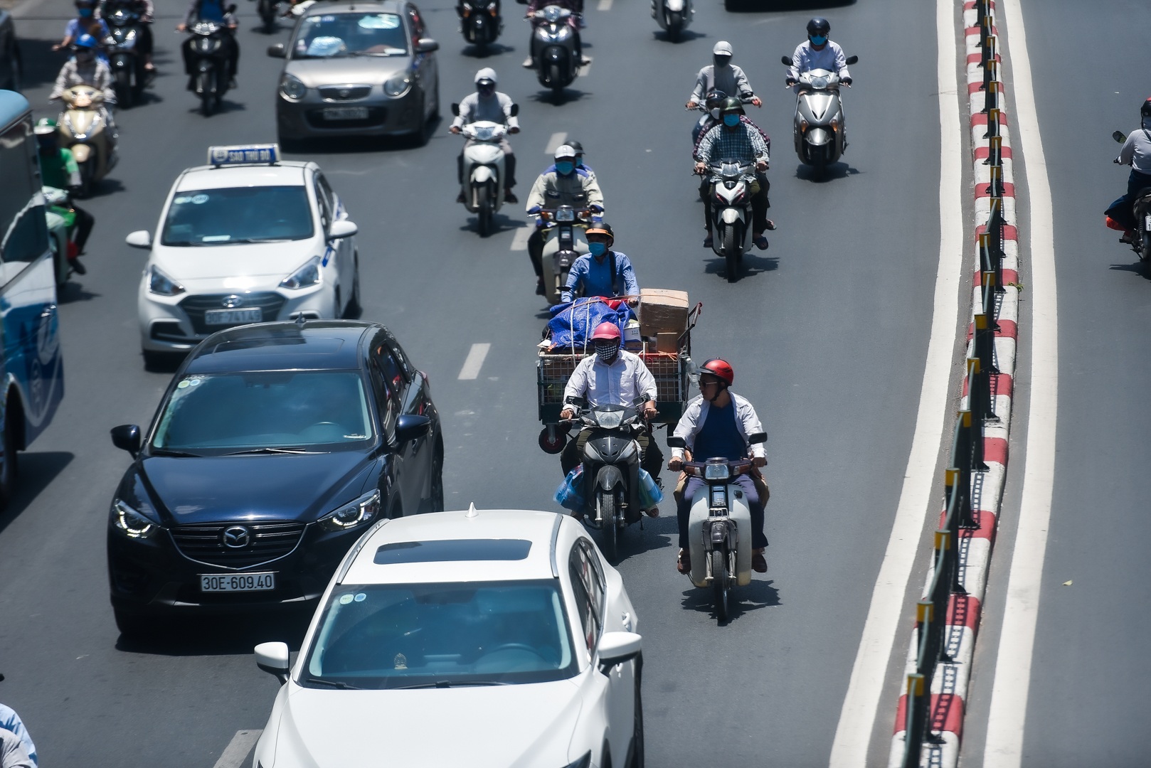 Người dân gồng mình mưu sinh dưới cái nắng cháy da của thủ đô - 1 Người dân gồng mình mưu sinh dưới cái nắng cháy da của thủ đô - 1