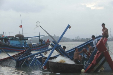 Tàu cá bị sóng lớn đánh dồn dập, 10 ngư dân quay cuồng chống cự