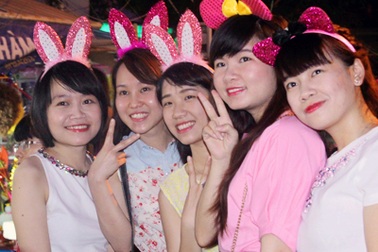 Giới trẻ Hà thành đổ xô chơi Trung thu, phố Hàng Mã kín đặc người