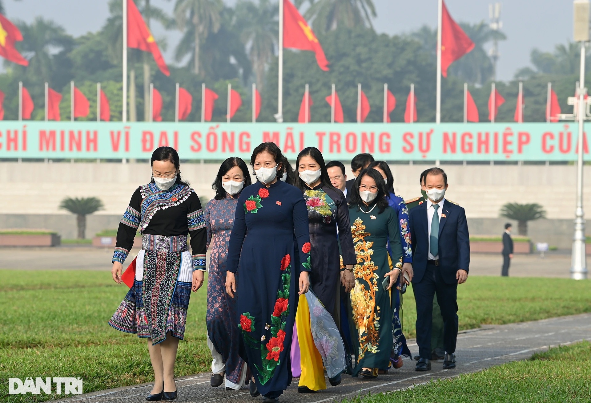 Đoàn đại biểu Quốc hội dự kỳ họp thứ 2 vào Lăng viếng Chủ tịch Hồ Chí Minh - 8 Đoàn đại biểu Quốc hội dự kỳ họp thứ 2 vào Lăng viếng Chủ tịch Hồ Chí Minh - 8