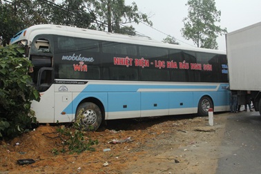 Hành khách thót tim vì xe giường nằm đâm... lùm cây