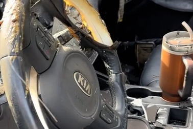 Hình ảnh ô tô bị cháy rụi, cốc giữ nhiệt còn nguyên gây sốt mạng xã hội