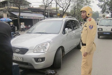 Ô tô đẩy cảnh sát giao thông lùi 20 m