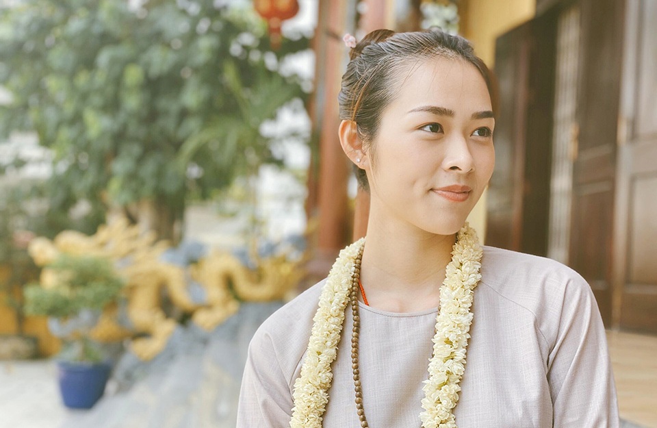 Diệp Bảo Ngọc để mặt mộc đi lễ chùa trong ngày Phật Đản - 6 Diệp Bảo Ngọc để mặt mộc đi lễ chùa trong ngày Phật Đản - 6