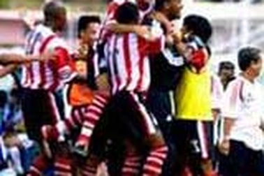 Trao cúp vô địch sớm cho Gạch Đồng Tâm