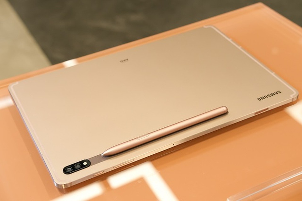 Smartphone màn hình gập Galaxy Z Fold2 có giá 50 triệu đồng tại Việt Nam - 2 Smartphone màn hình gập Galaxy Z Fold2 có giá 50 triệu đồng tại Việt Nam - 2