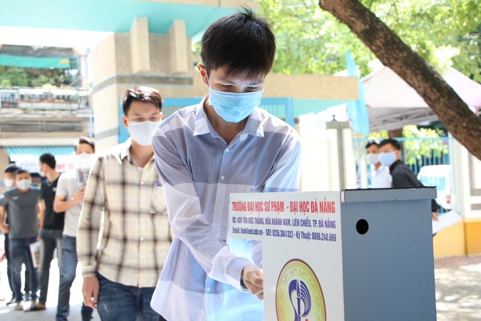 Nghiêm ngặt kiểm tra thí sinh vào làm thủ tục dự thi tốt nghiệp THPT 2020 - 42 Nghiêm ngặt kiểm tra thí sinh vào làm thủ tục dự thi tốt nghiệp THPT 2020 - 42