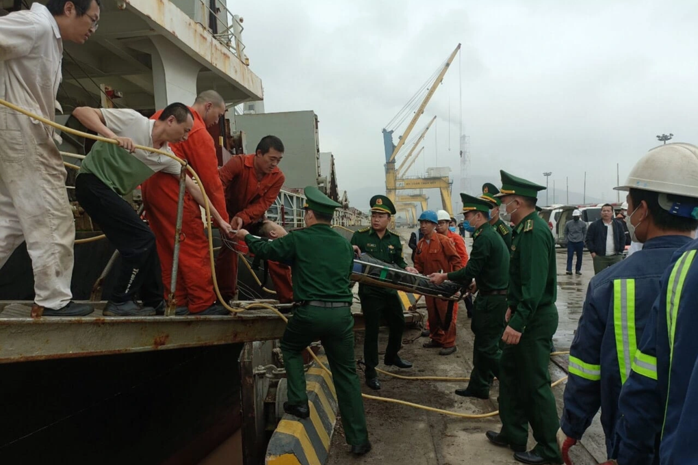 Cứu chữa cho 3 thuyền viên nước ngoài bị hôn mê trên tàu Panama - 1 Cứu chữa cho 3 thuyền viên nước ngoài bị hôn mê trên tàu Panama - 1