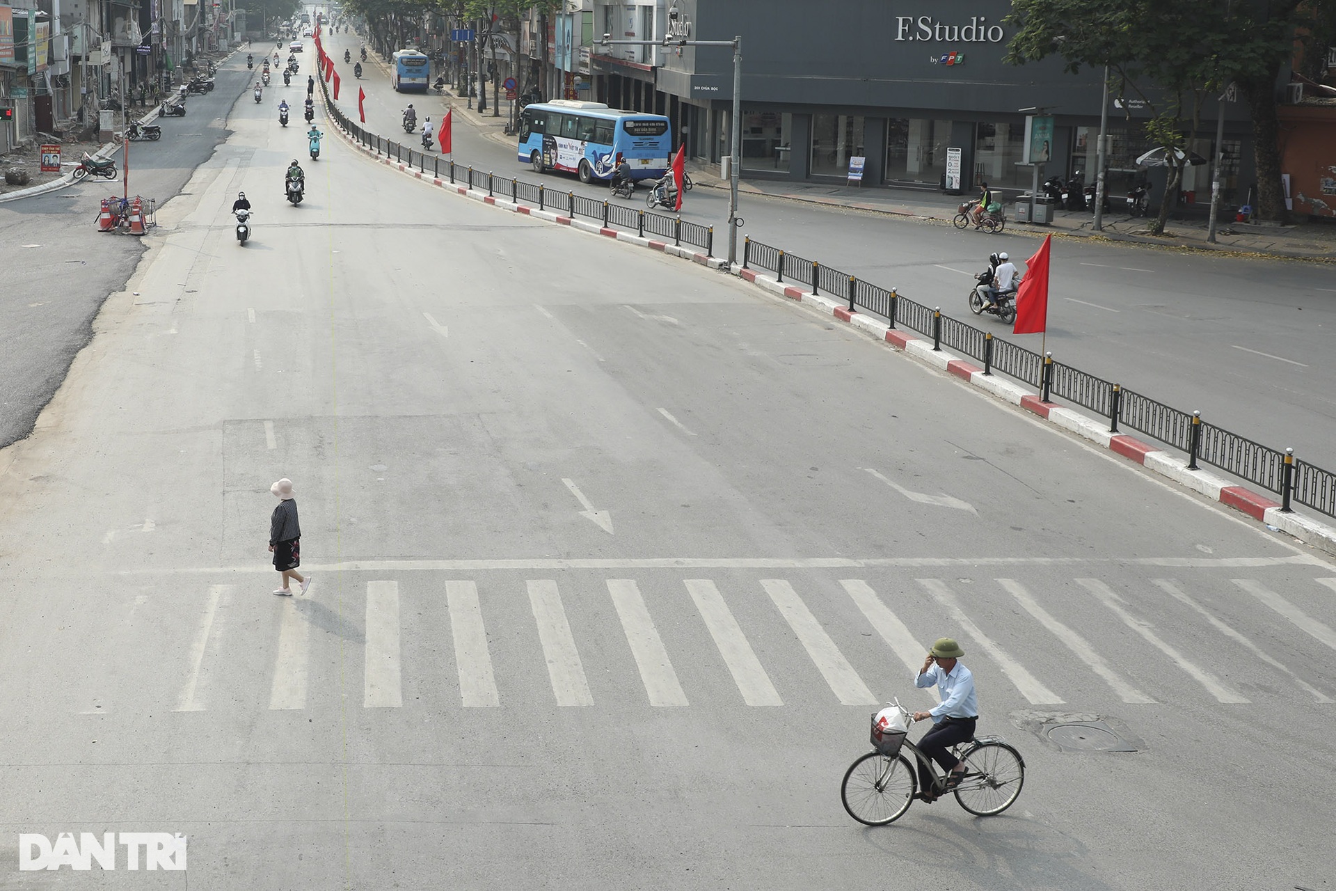 Đường phố Hà Nội vắng vẻ trong ngày thứ hai kỳ nghỉ lễ - 2 Đường phố Hà Nội vắng vẻ trong ngày thứ hai kỳ nghỉ lễ - 2