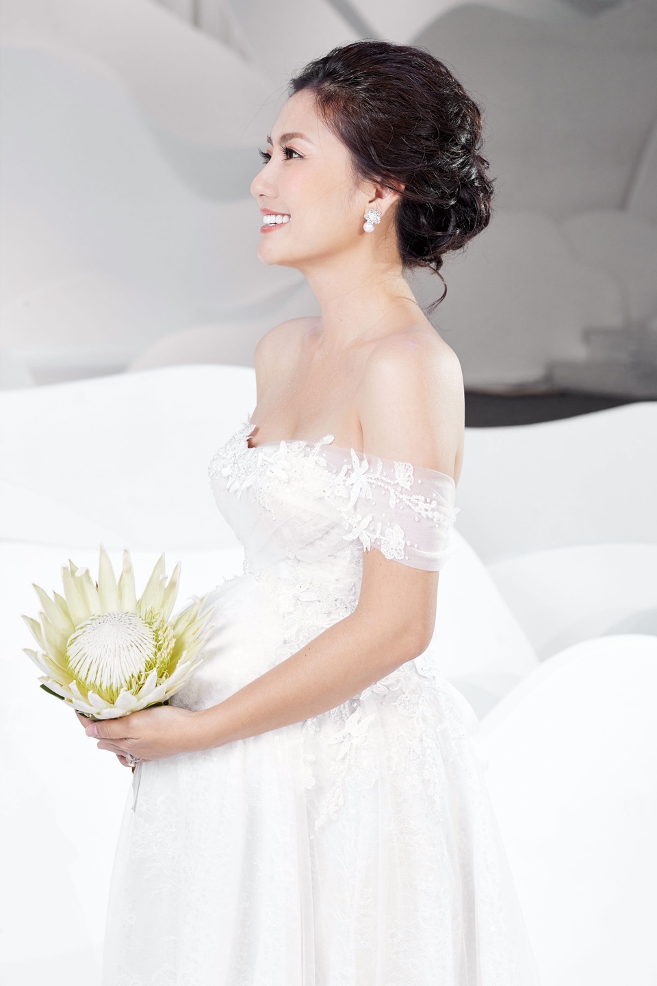 Diễn viên Ngọc Lan bất ngờ vác bụng bầu lên sàn catwalk - 1 Diễn viên Ngọc Lan bất ngờ vác bụng bầu lên sàn catwalk - 1