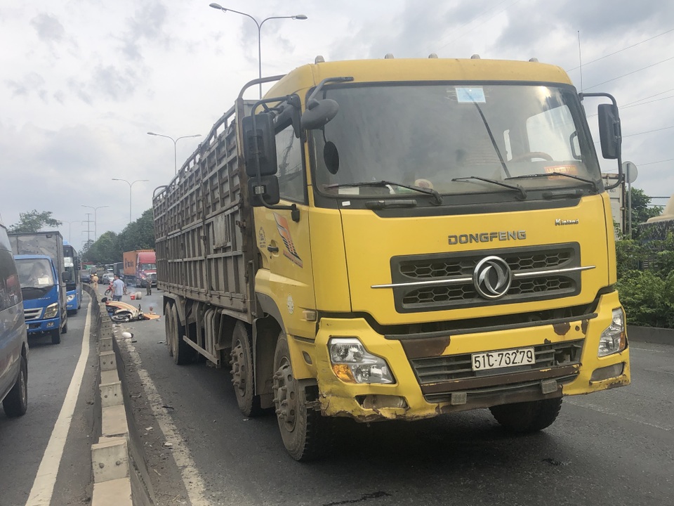 Phi xe máy vào làn ô tô, nam thanh niên bị xe tải cán chết thảm - 1 Phi xe máy vào làn ô tô, nam thanh niên bị xe tải cán chết thảm - 1