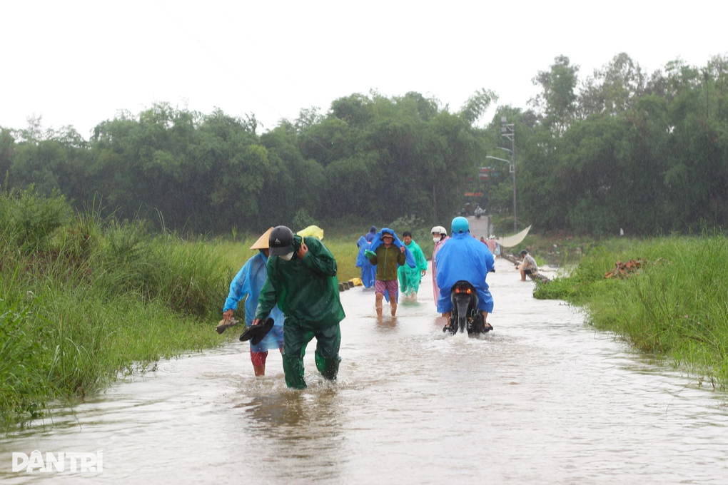 Mưa trắng trời, người dân liều mình băng qua dòng nước chảy xiết - 3 Mưa trắng trời, người dân liều mình băng qua dòng nước chảy xiết - 3