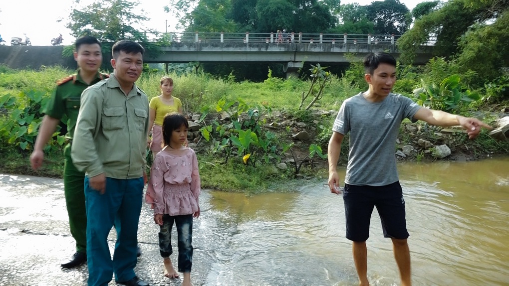 Nín thở theo dõi nam thanh niên cứu bé gái bị nước cuốn, mắc kẹt giữa sông - 2 Nín thở theo dõi nam thanh niên cứu bé gái bị nước cuốn, mắc kẹt giữa sông - 2